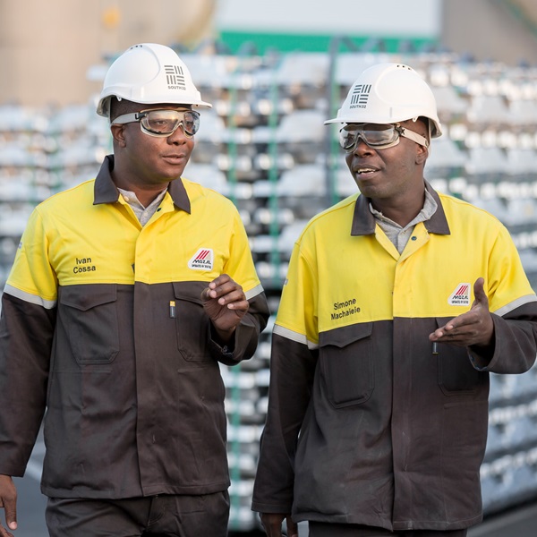 2 workers talking